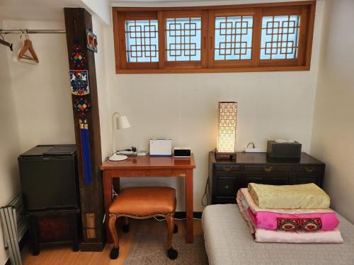 Standard Single Room image 10