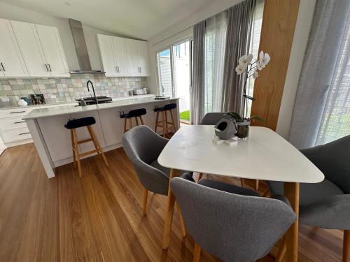 Plumeria Cottage Private Coastal Retreat by Australia No 1 Beach in Cronulla