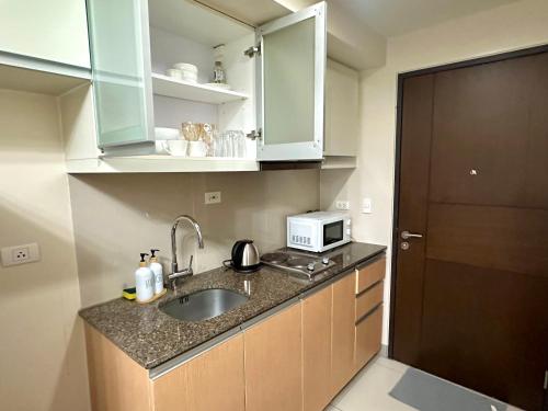 Cozy Minimalist Apartment at One Uptown Residences BGC, Manila