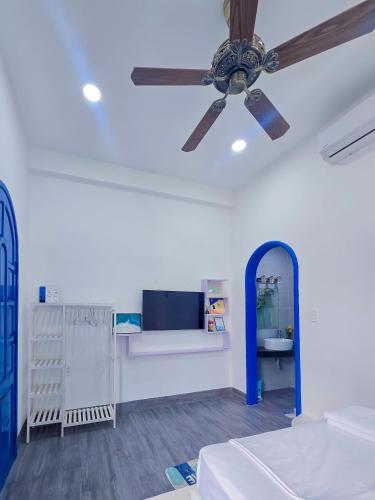 King Room with Pool View image 5