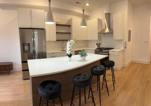 Modern, New 3 bed, 2 bath Apt near Manhattan