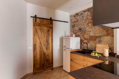 One-Bedroom Apartment image 1