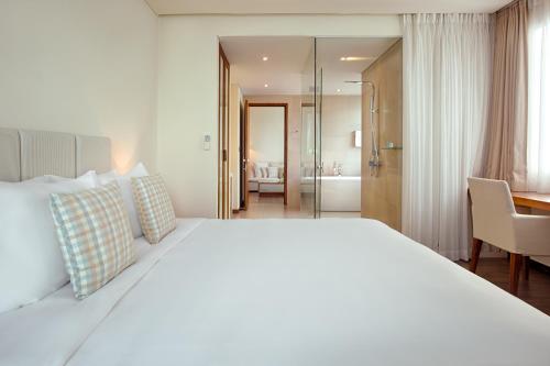 Special Offer - One-bedroom Ocean View Suite with Balcony image 8