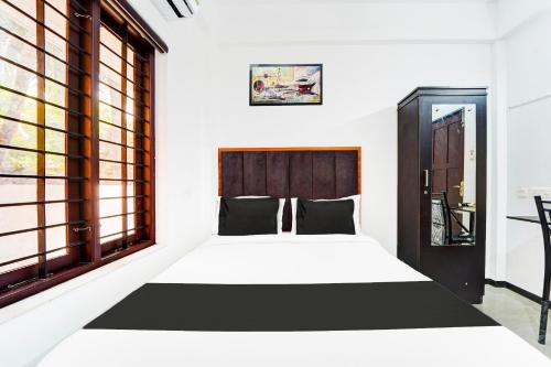 Standard Double Room image 8