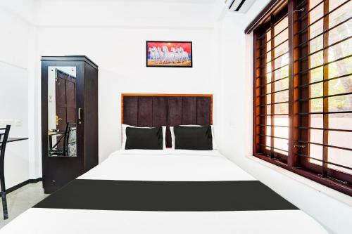 Standard Double Room image 7