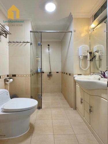 Free Pool Near TSN Airport Spacious 2BR - 샤워실