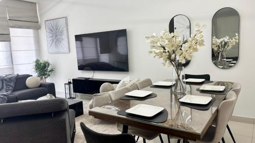 Enjoy a Modern and Trendy apartment in the Heart of Dubai, Дубай (фото 2)