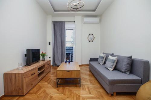 Defner Tzo's Modern Apartment, Atenas