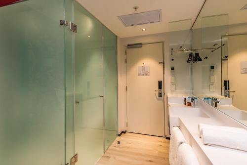 Standard Queen Room image 7