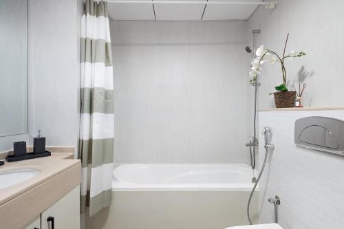 Renovated Luxe Bay Central Dubai Marina Apartment, Dubai (Foto 8)
