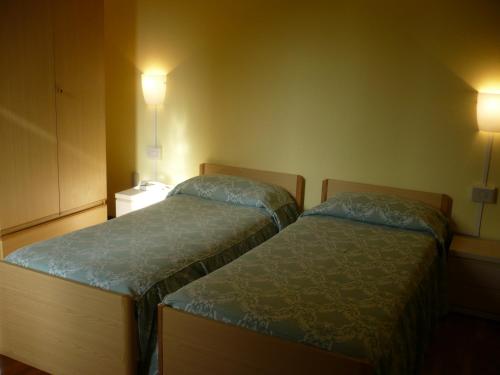 2 twin beds