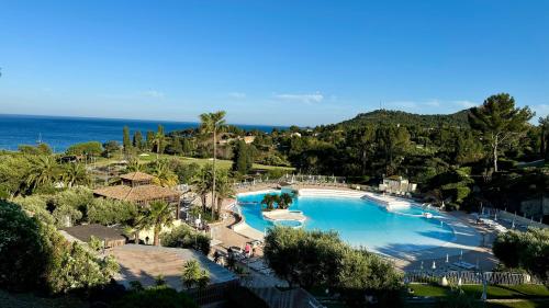 Swimming pool, CAP ESTEREL Allee des Fleurs - Appartement CLIMATISE 5 personnes vue mer in Saint-Raphael