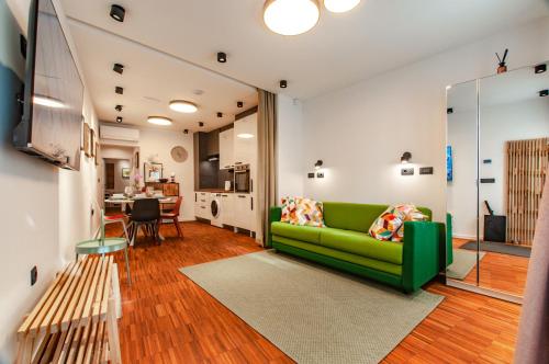 SIX IN THE CITY - Stylish Ground-Floor Apartment in Ljubljana Old Town with Private Entrance, Lubiana
