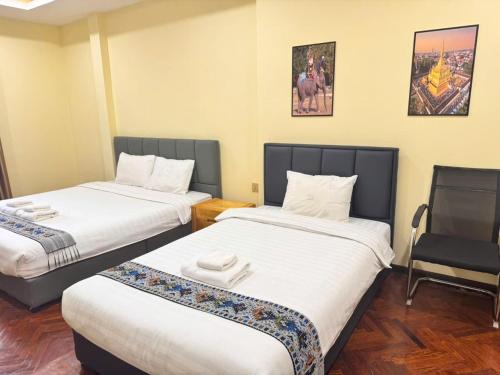 1 double bed, 1 twin bed