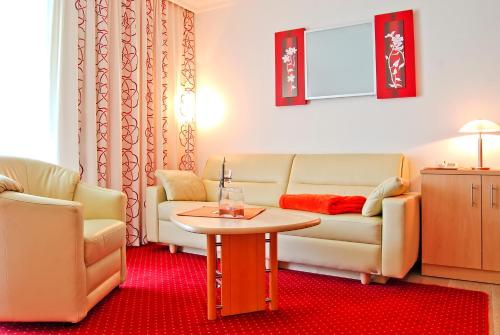 2 queen beds, 2 sofa beds