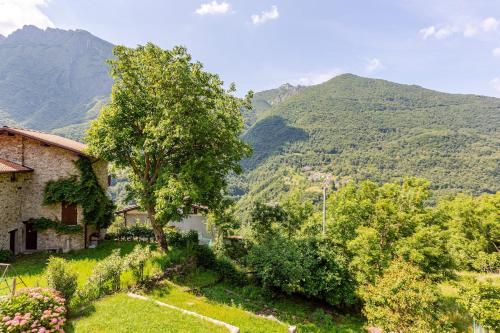 A small house in a fairytale village in Vendrogno