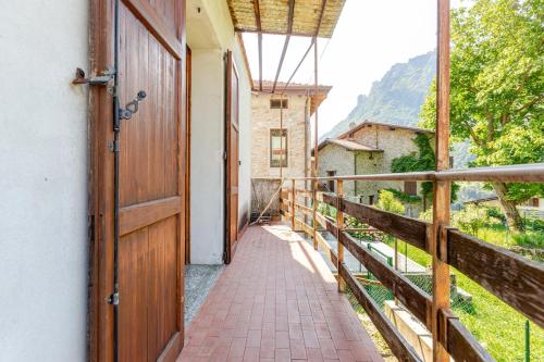 A small house in a fairytale village in Vendrogno