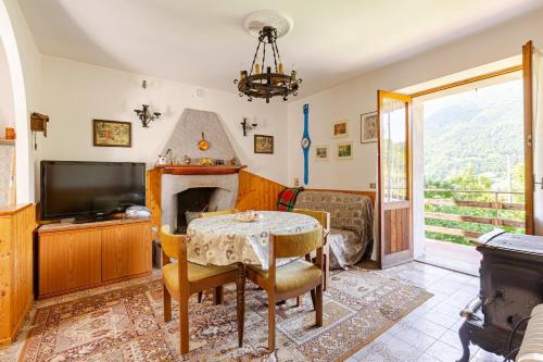 A small house in a fairytale village in Vendrogno