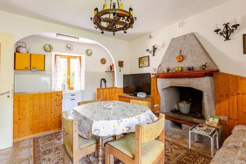 A small house in a fairytale village in Vendrogno