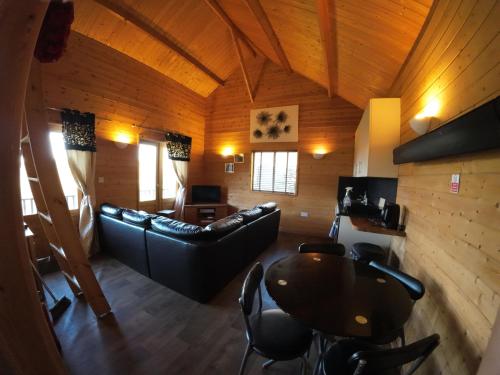 ห้องส่วนกลางสำหรับนั่งเล่น/ดูทีวี, Ironbridge Lodge in โคลบรูกเดล