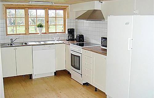 virtuve, Stunning Home In Ljungby With Lake View in Holminge