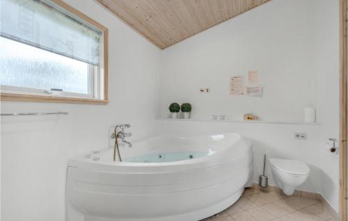 Bathroom, Holiday Home Spurvevænget Iii in Hemmet