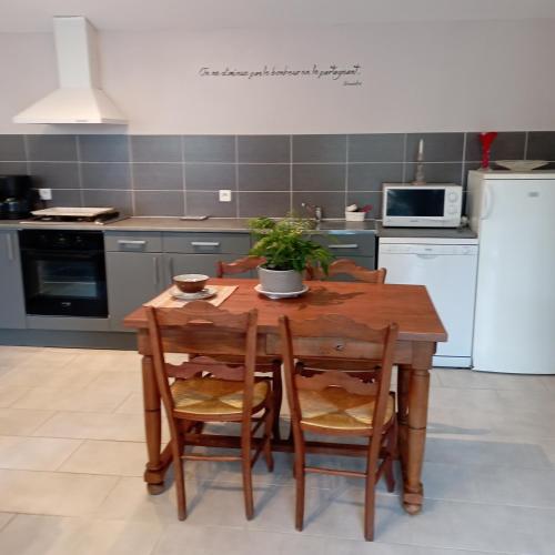 Gîte avec piscine partagée (Gite avec piscine partagee) in Verteillac