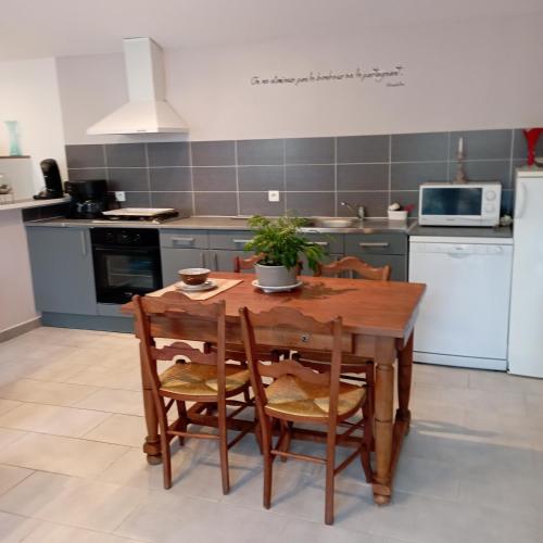 Gîte avec piscine partagée (Gite avec piscine partagee) in Verteillac