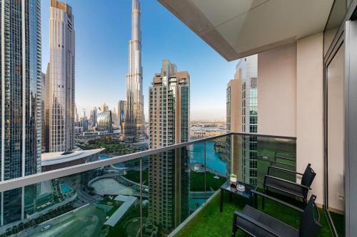 Luxury Apartment with Burj Khalifa Views - 5-Min Walk to Dubai Mall - Newly Upgraded - 10 people - Near Dubai Opera, Dubaï