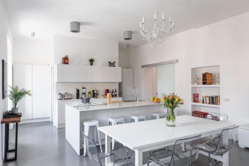 Trastevere Modern 4BR 4baths, WIFI, AC, custom kitchen, living room, Rome (photo 4)