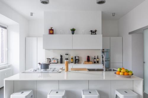 Trastevere Modern 4BR 4baths, WIFI, AC, custom kitchen, living room, Rome (photo 6)