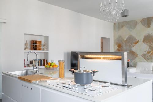 Trastevere Modern 4BR 4baths, WIFI, AC, custom kitchen, living room, Rome (photo 7)