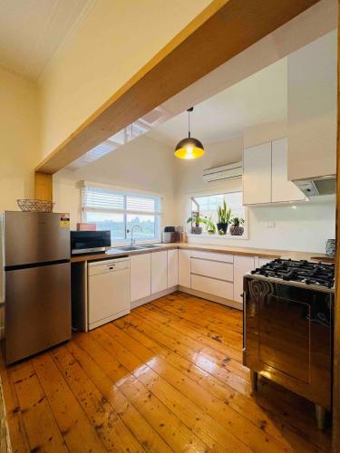 Konyha, Treetop Home in Footscray