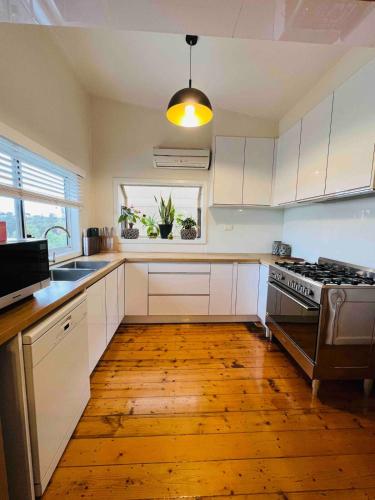 Konyha, Treetop Home in Footscray