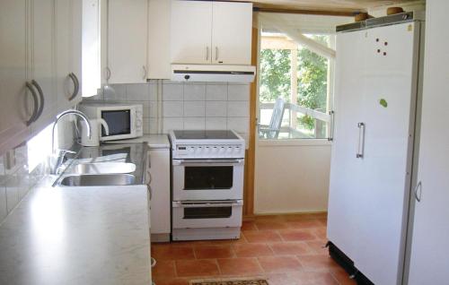 virtuve, Nice Home In Ljungby With Wifi in Bolmstad
