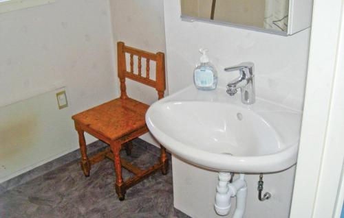 Vannas istaba, 1 Bedroom Pet Friendly Home In Ljungby in Bolmstad