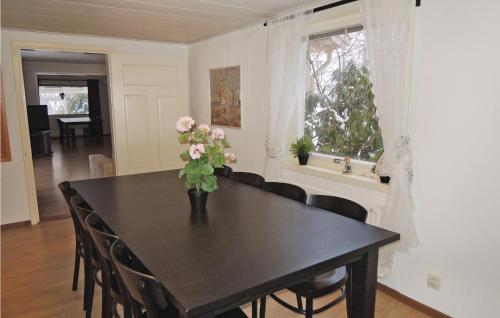 virtuve, 4 Bedroom Cozy Home In Ljungby in Bolmstad