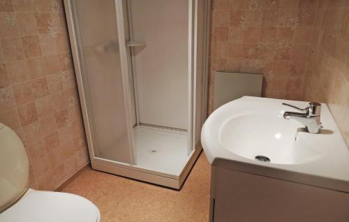 Vannas istaba, 4 Bedroom Cozy Home In Ljungby in Bolmstad