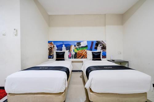 Deluxe Twin Room image 6