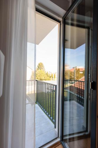 شرفة/ تراس, TESLA Residence Subotica in Kertvaroš