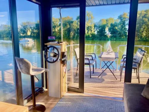 HAUSBOOT - Schwimmende feststehende Ferienwohnung direkt auf der Havel mit Weitblick aufs Wasser in Ketzin/Havel, Deutschland