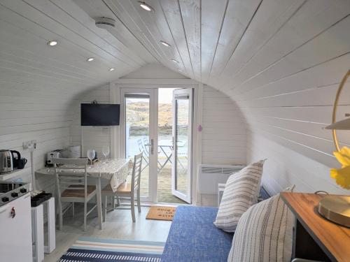 Pod Beag beside the sea Isle of Eriskay in Локбойсдейл