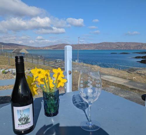 Pod Beag beside the sea Isle of Eriskay in Локбойсдейл