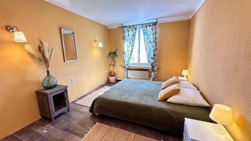 1 queen bed, 1 double bed, 1 sofa bed
