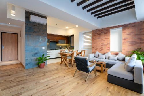 Executive Suite image 3