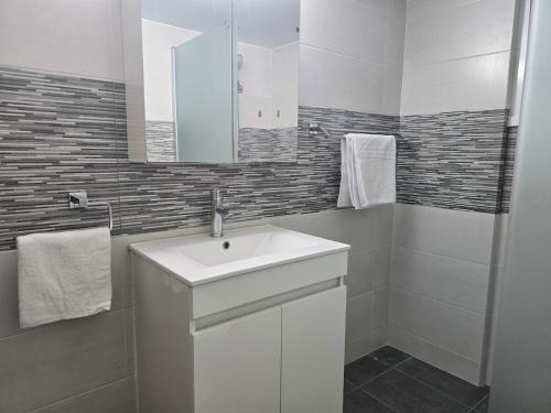 Project 99 - Breakbooking CY, Limassol (photo 7)