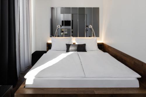 Standard Double or Twin Room image 8
