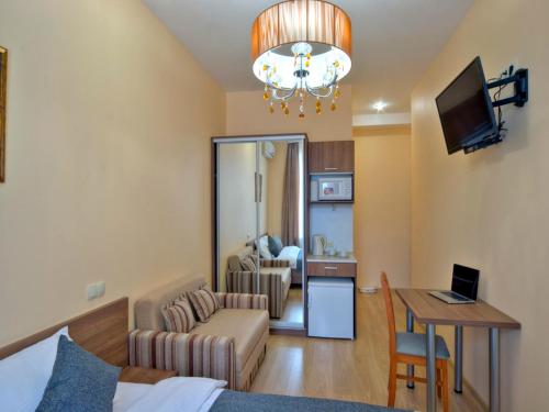 Golden Gate Inn - image 7