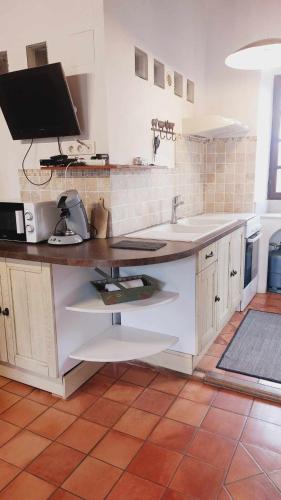 1st floor apartment in 18th century character house in กัลวี