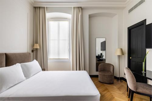 Double or Twin Room image 8